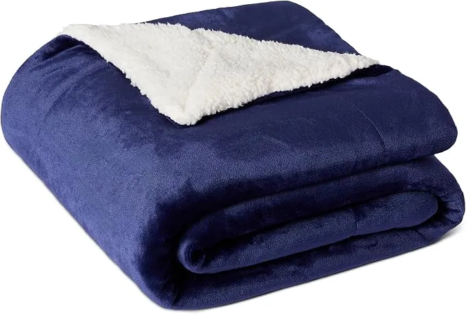 Amazon Basics Coperta Plaid in Pile Sherpa, 127 x 152 cm, Blu Navy